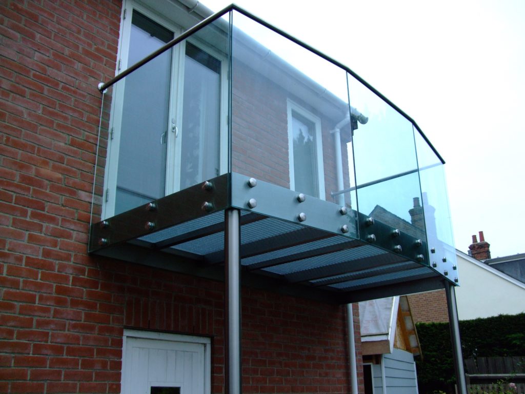 modern-glass-balcony